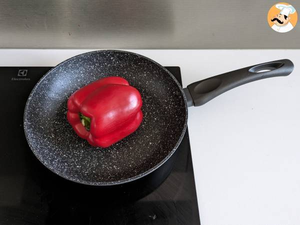 Wie man Paprika in der Pfanne häutet - Zubereitung Schritt 1