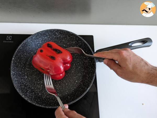 Wie man Paprika in der Pfanne häutet - Zubereitung Schritt 2