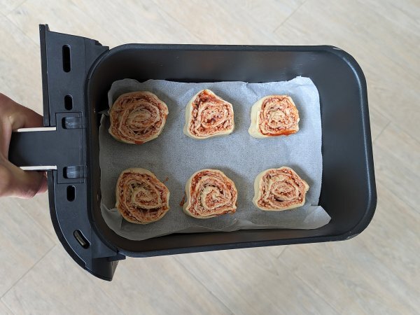 Blätterteigrollen in der Heißluftfritteuse: schnelles und einfaches Rezept - Zubereitung Schritt 6