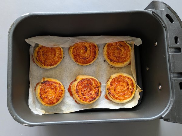 Blätterteigrollen in der Heißluftfritteuse: schnelles und einfaches Rezept - Zubereitung Schritt 7