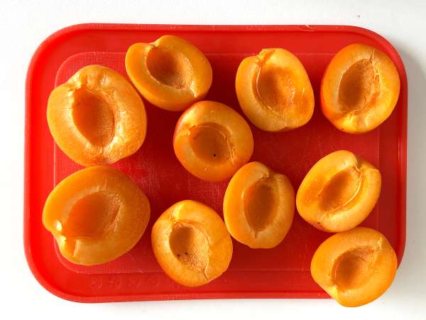 Salat aus gerösteten Aprikosen, Rucola und Burrata - Zubereitung Schritt 1