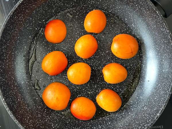 Salat aus gerösteten Aprikosen, Rucola und Burrata - Zubereitung Schritt 2