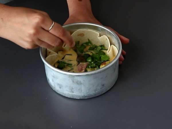 Eine Quiche ohne Teig mit einer Tortilla? Das ist möglich! Ein leichtes Rezept, das perfekt für den Sommer ist! - Zubereitung Schritt 5