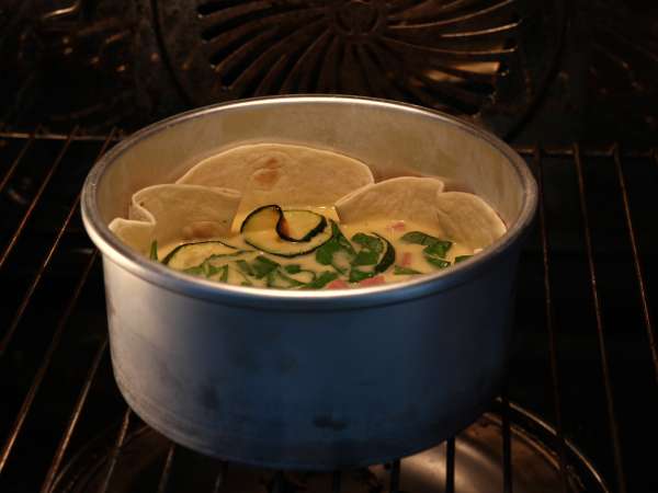 Eine Quiche ohne Teig mit einer Tortilla? Das ist möglich! Ein leichtes Rezept, das perfekt für den Sommer ist! - Zubereitung Schritt 6