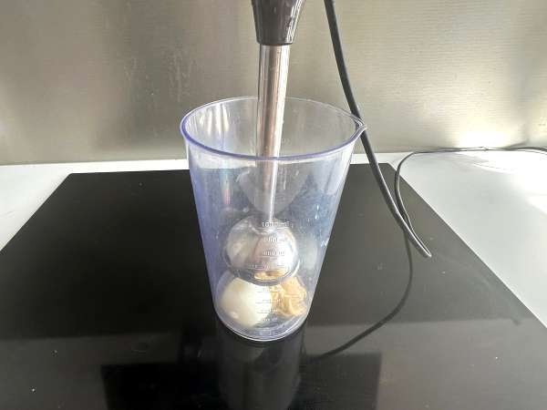 Eiweißmayonnaise aus gekochtem Ei: leicht, schmackhaft und ölfrei - Zubereitung Schritt 2