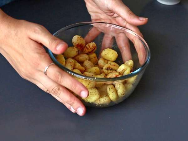 Crispy Gnocchi-Salat, super trendy, lecker und ausgewogen - perfekt für den Sommer! - Zubereitung Schritt 1