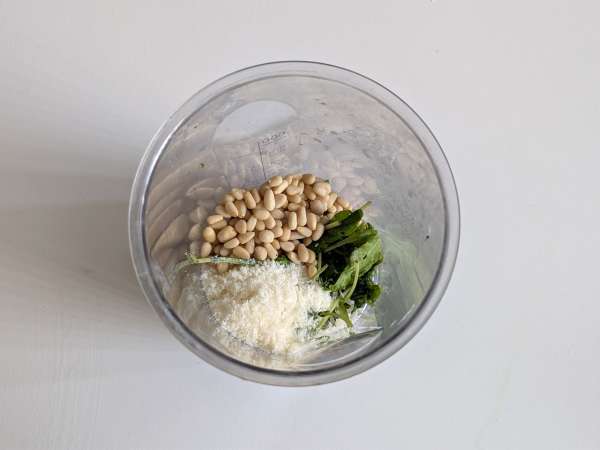 Frisches und cremiges Rucola-Pesto in 5 Minuten - Zubereitung Schritt 1