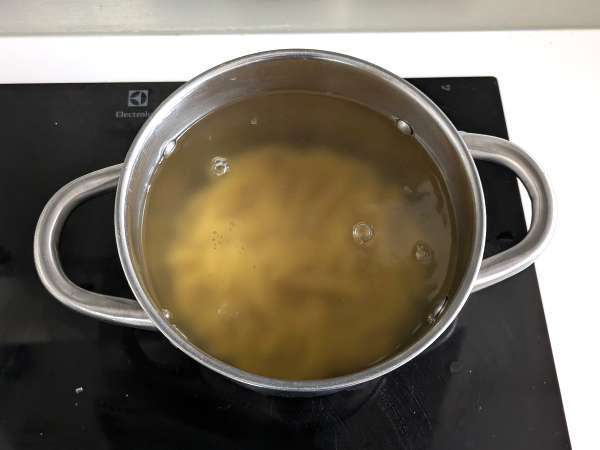 Kalte Pasta mit Rucola-Pesto, Kirschtomaten und Mozzarella: das frische und schnelle Sommerrezept - Zubereitung Schritt 1