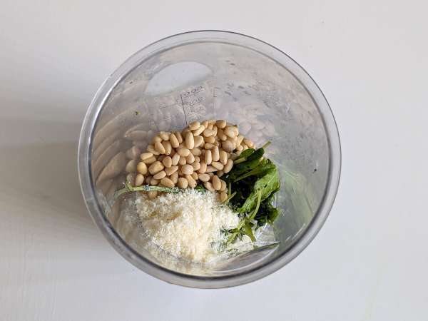 Kalte Pasta mit Rucola-Pesto, Kirschtomaten und Mozzarella: das frische und schnelle Sommerrezept - Zubereitung Schritt 2