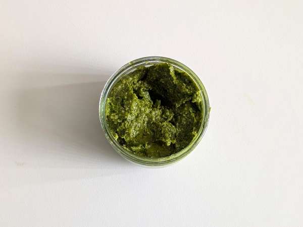 Kalte Pasta mit Rucola-Pesto, Kirschtomaten und Mozzarella: das frische und schnelle Sommerrezept - Zubereitung Schritt 3