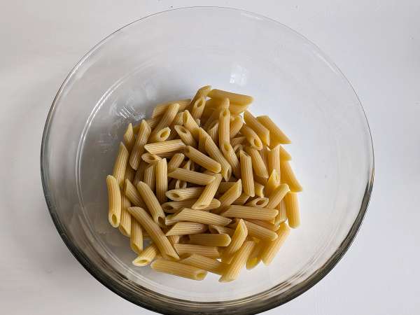 Kalte Pasta mit Rucola-Pesto, Kirschtomaten und Mozzarella: das frische und schnelle Sommerrezept - Zubereitung Schritt 4