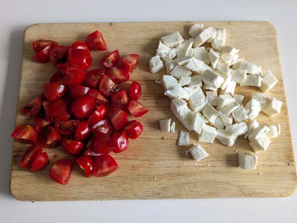 Kalte Pasta mit Rucola-Pesto, Kirschtomaten und Mozzarella: das frische und schnelle Sommerrezept - Zubereitung Schritt 5