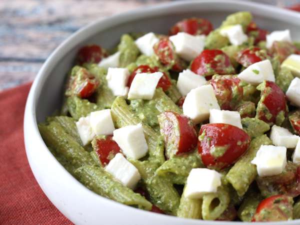 Kalte Pasta mit Rucola-Pesto, Kirschtomaten und Mozzarella: das frische und schnelle Sommerrezept - Zubereitung Schritt 7