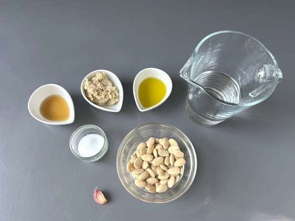 Andalusischer Ajoblanco: die kalte Suppe, die man im Sommer immer will - Zubereitung Schritt 1