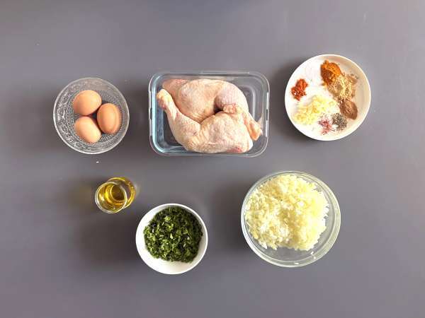 Traditionelles marokkanisches Gebäck mit Ziegelteig, Huhn und Gewürzen - Zubereitung Schritt 1