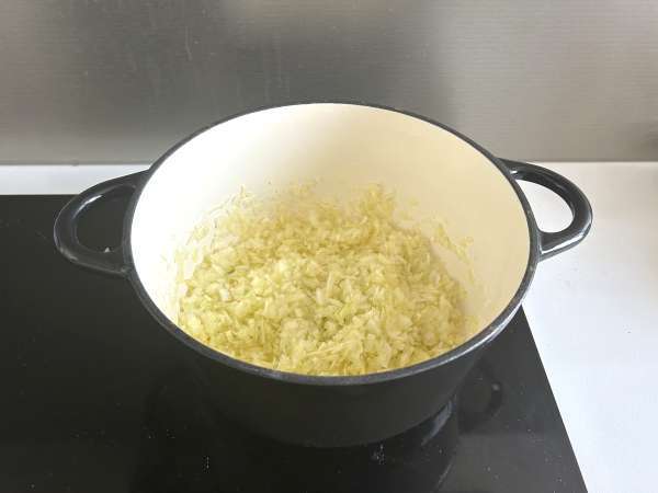 Traditionelles marokkanisches Gebäck mit Ziegelteig, Huhn und Gewürzen - Zubereitung Schritt 2