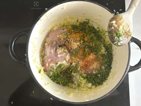 Traditionelles marokkanisches Gebäck mit Ziegelteig, Huhn und Gewürzen - Zubereitung Schritt 3