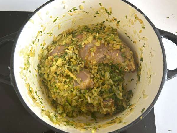 Traditionelles marokkanisches Gebäck mit Ziegelteig, Huhn und Gewürzen - Zubereitung Schritt 4