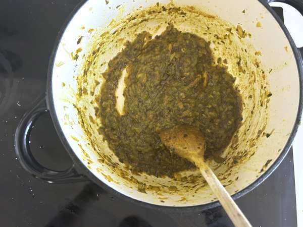 Traditionelles marokkanisches Gebäck mit Ziegelteig, Huhn und Gewürzen - Zubereitung Schritt 5