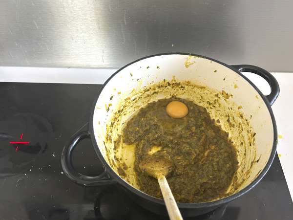 Traditionelles marokkanisches Gebäck mit Ziegelteig, Huhn und Gewürzen - Zubereitung Schritt 6