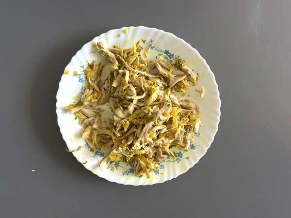 Traditionelles marokkanisches Gebäck mit Ziegelteig, Huhn und Gewürzen - Zubereitung Schritt 7