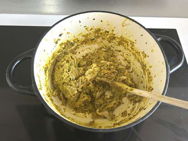 Traditionelles marokkanisches Gebäck mit Ziegelteig, Huhn und Gewürzen - Zubereitung Schritt 8