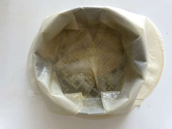 Traditionelles marokkanisches Gebäck mit Ziegelteig, Huhn und Gewürzen - Zubereitung Schritt 11