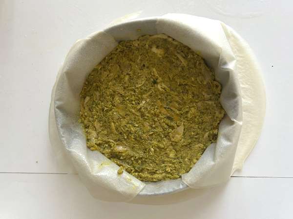 Traditionelles marokkanisches Gebäck mit Ziegelteig, Huhn und Gewürzen - Zubereitung Schritt 12