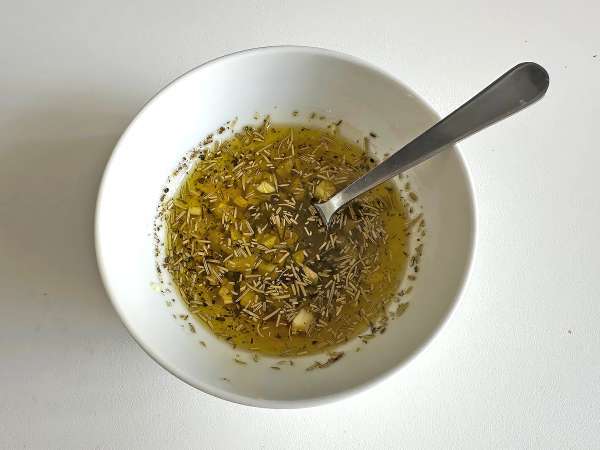 Gebackener Feta mit getrockneten Tomaten und Oliven, mediterrane Art - Zubereitung Schritt 1