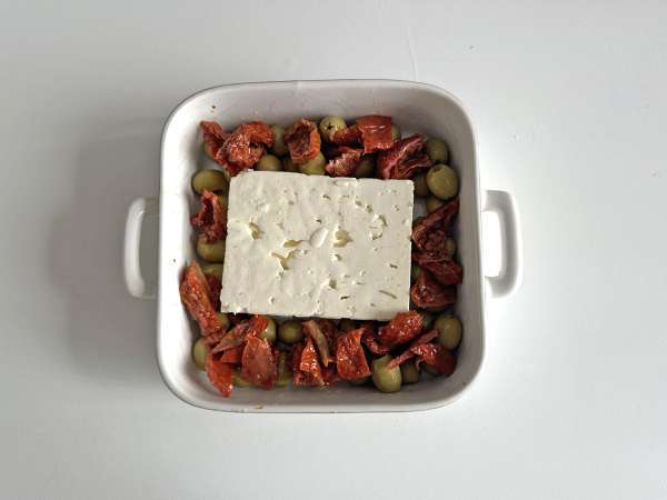 Gebackener Feta mit getrockneten Tomaten und Oliven, mediterrane Art - Zubereitung Schritt 2