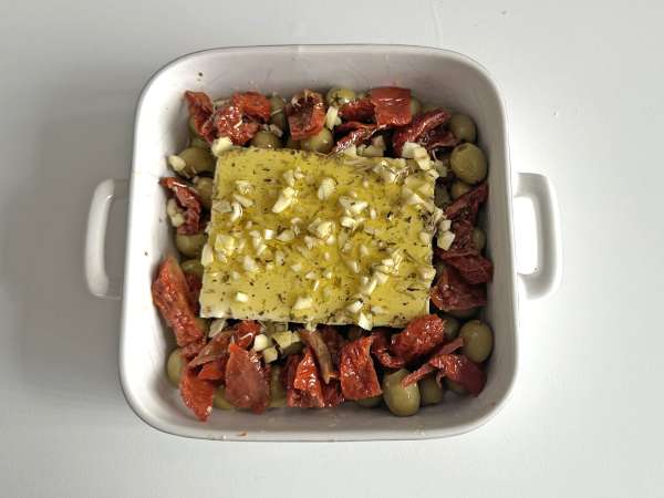 Gebackener Feta mit getrockneten Tomaten und Oliven, mediterrane Art - Zubereitung Schritt 3