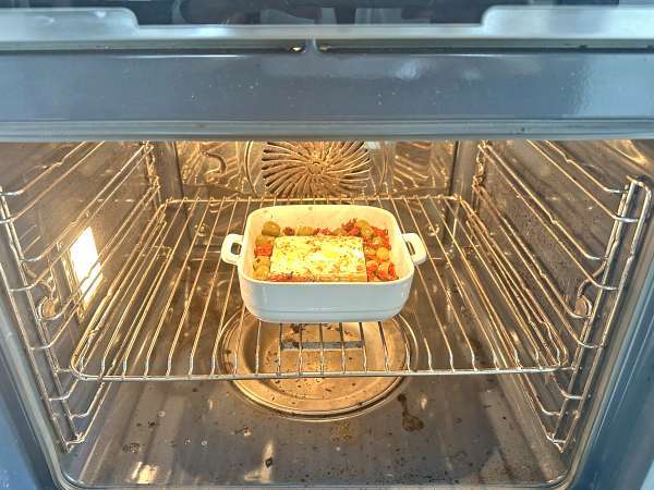 Gebackener Feta mit getrockneten Tomaten und Oliven, mediterrane Art - Zubereitung Schritt 4