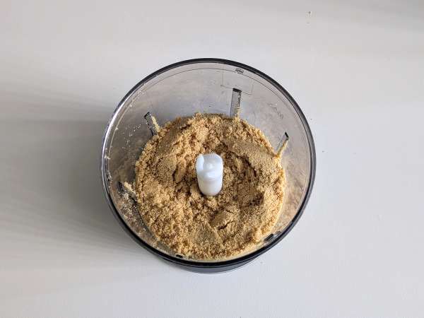 Pikanter Käsekuchen in Einzelportionen mit Basilikum und Kirschtomaten: leckere Idee für Buffets und Aperitifs - Zubereitung Schritt 1