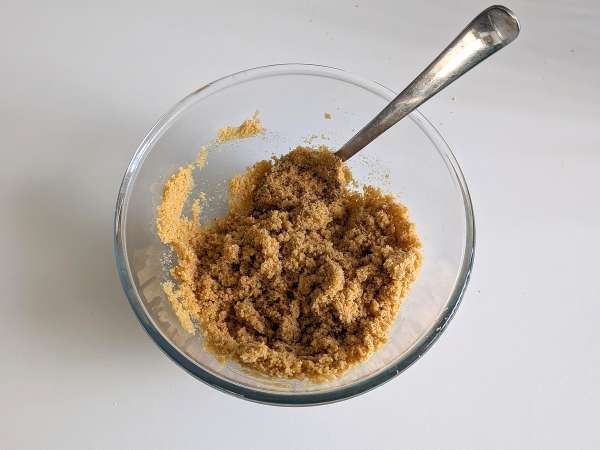 Pikanter Käsekuchen in Einzelportionen mit Basilikum und Kirschtomaten: leckere Idee für Buffets und Aperitifs - Zubereitung Schritt 2