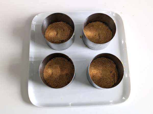 Pikanter Käsekuchen in Einzelportionen mit Basilikum und Kirschtomaten: leckere Idee für Buffets und Aperitifs - Zubereitung Schritt 3