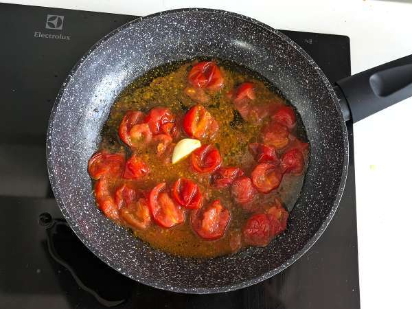 Pikanter Käsekuchen in Einzelportionen mit Basilikum und Kirschtomaten: leckere Idee für Buffets und Aperitifs - Zubereitung Schritt 7