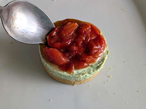Pikanter Käsekuchen in Einzelportionen mit Basilikum und Kirschtomaten: leckere Idee für Buffets und Aperitifs - Zubereitung Schritt 9