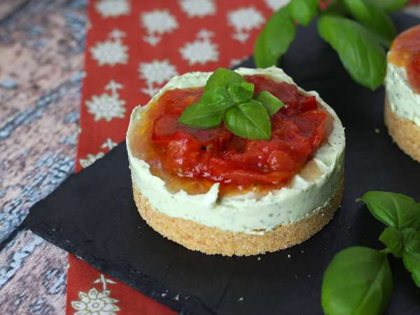 Pikanter Käsekuchen in Einzelportionen mit Basilikum und Kirschtomaten: leckere Idee für Buffets und Aperitifs - Zubereitung Schritt 10