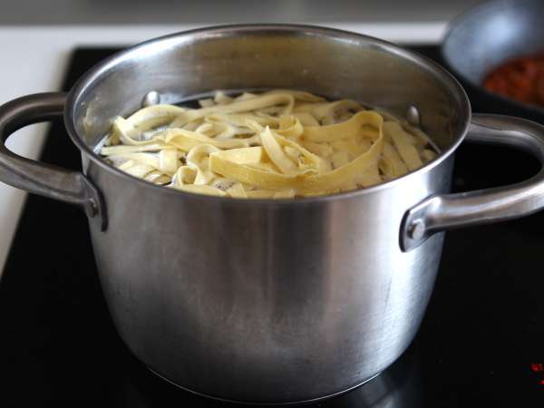 Nudeln mit Bolognese-Soße - tagliatelle al ragù alla bolognese - Zubereitung Schritt 7