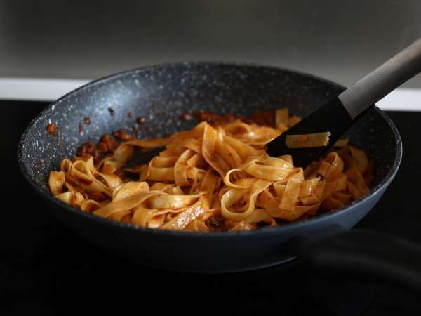 Nudeln mit Bolognese-Soße - tagliatelle al ragù alla bolognese - Zubereitung Schritt 8
