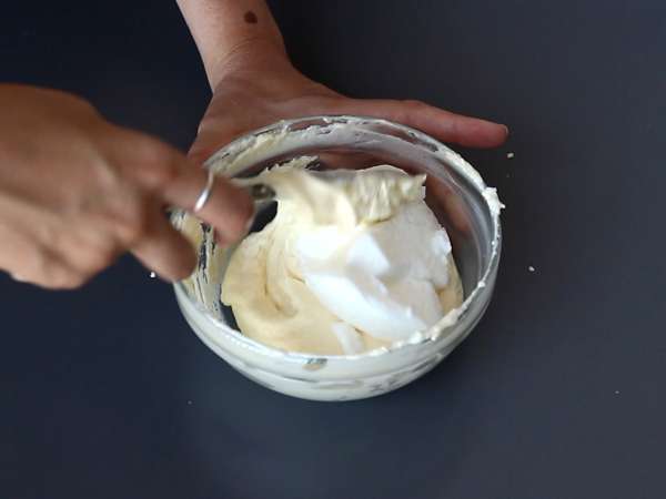 Zitronen-Tiramisu, ein Klassiker mit säuerlichem Geschmack neu interpretiert - Zubereitung Schritt 5