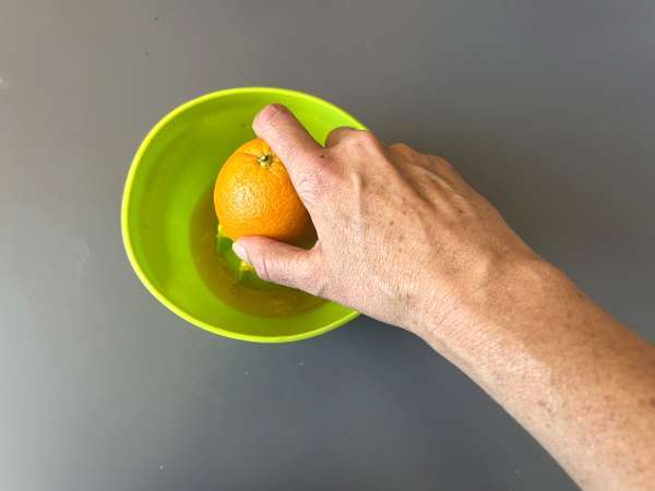 Agua de Valencia, der mediterrane Cocktail mit Cava und Orangen, den Sie zu Hause zubereiten können. - Zubereitung Schritt 1