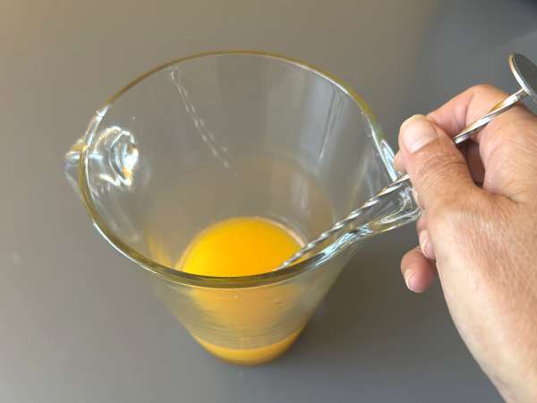 Agua de Valencia, der mediterrane Cocktail mit Cava und Orangen, den Sie zu Hause zubereiten können. - Zubereitung Schritt 3