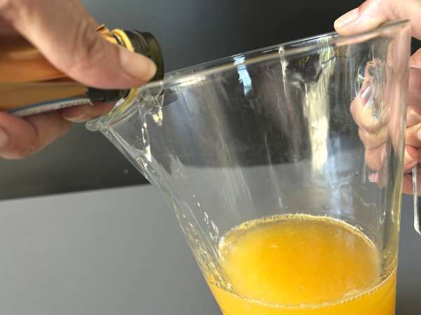 Agua de Valencia, der mediterrane Cocktail mit Cava und Orangen, den Sie zu Hause zubereiten können. - Zubereitung Schritt 4