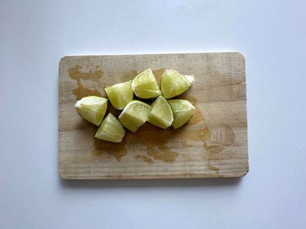 Zitronen-Caipirinha: das brasilianische Getränk, das man auch ohne Cocktailshaker zubereiten kann - Zubereitung Schritt 2