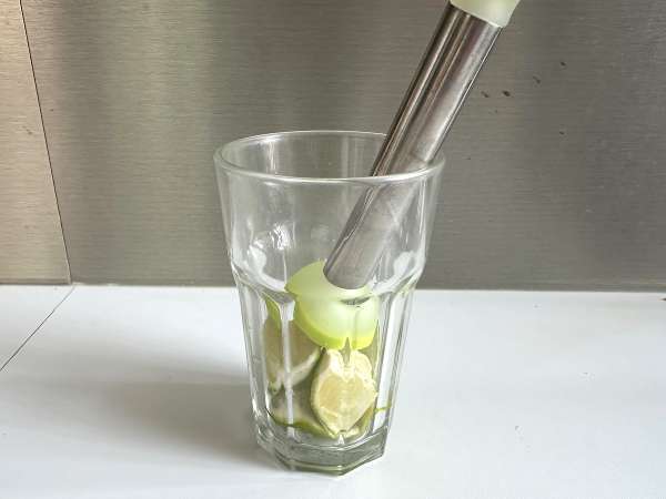 Zitronen-Caipirinha: das brasilianische Getränk, das man auch ohne Cocktailshaker zubereiten kann - Zubereitung Schritt 3