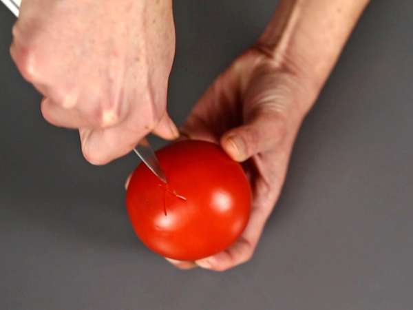 Rohe Tomatensauce voller Geschmack, ideal zum Belegen von Pizza oder Pinsa - Zubereitung Schritt 1