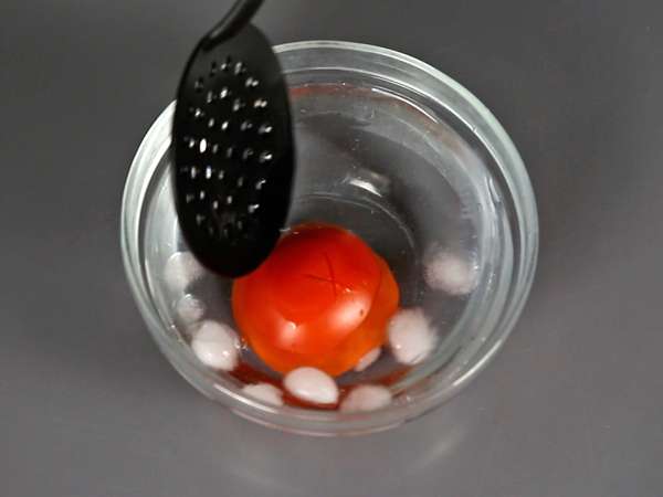 Rohe Tomatensauce voller Geschmack, ideal zum Belegen von Pizza oder Pinsa - Zubereitung Schritt 2