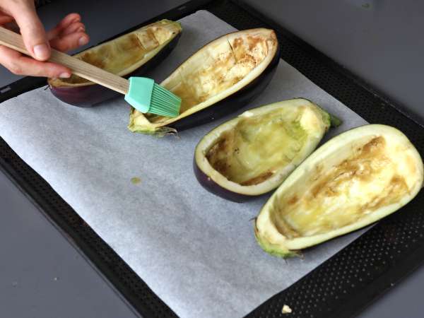 Gefüllte Auberginen mit Mozzarella überbacken - Zubereitung Schritt 2