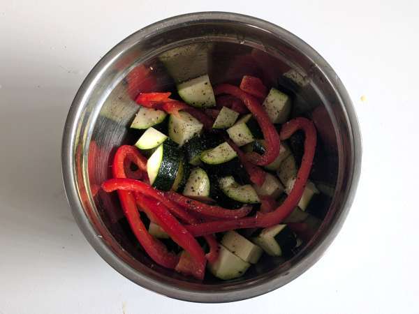 Hähnchen mit Paprika und Zucchini in der Heißluftfritteuse: in 20 Minuten fertig! - Zubereitung Schritt 2